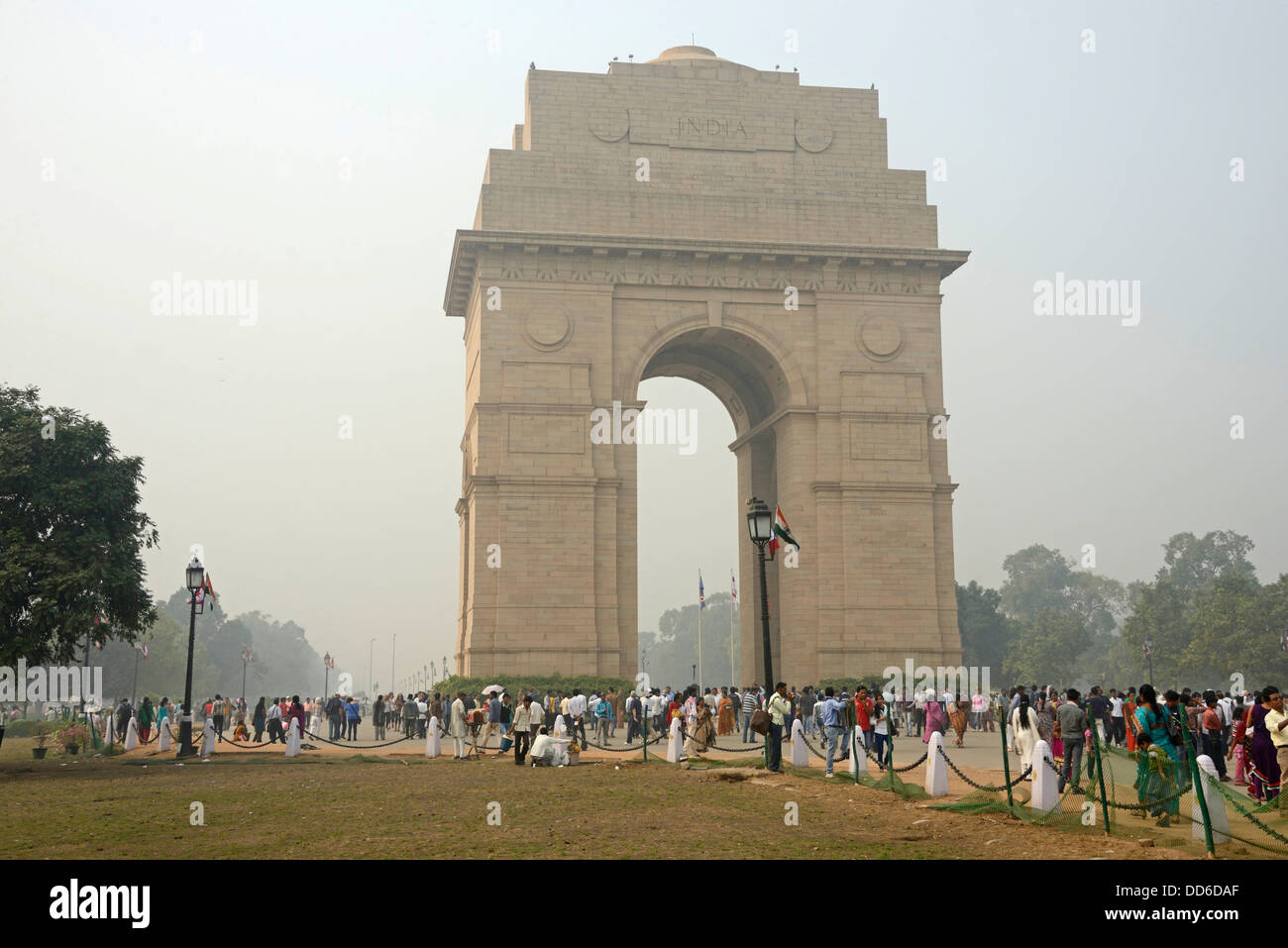Spesso si blocca di smog oltre il 42-metro di altezza l'India Gate si trova a Delhi, India. Foto Stock