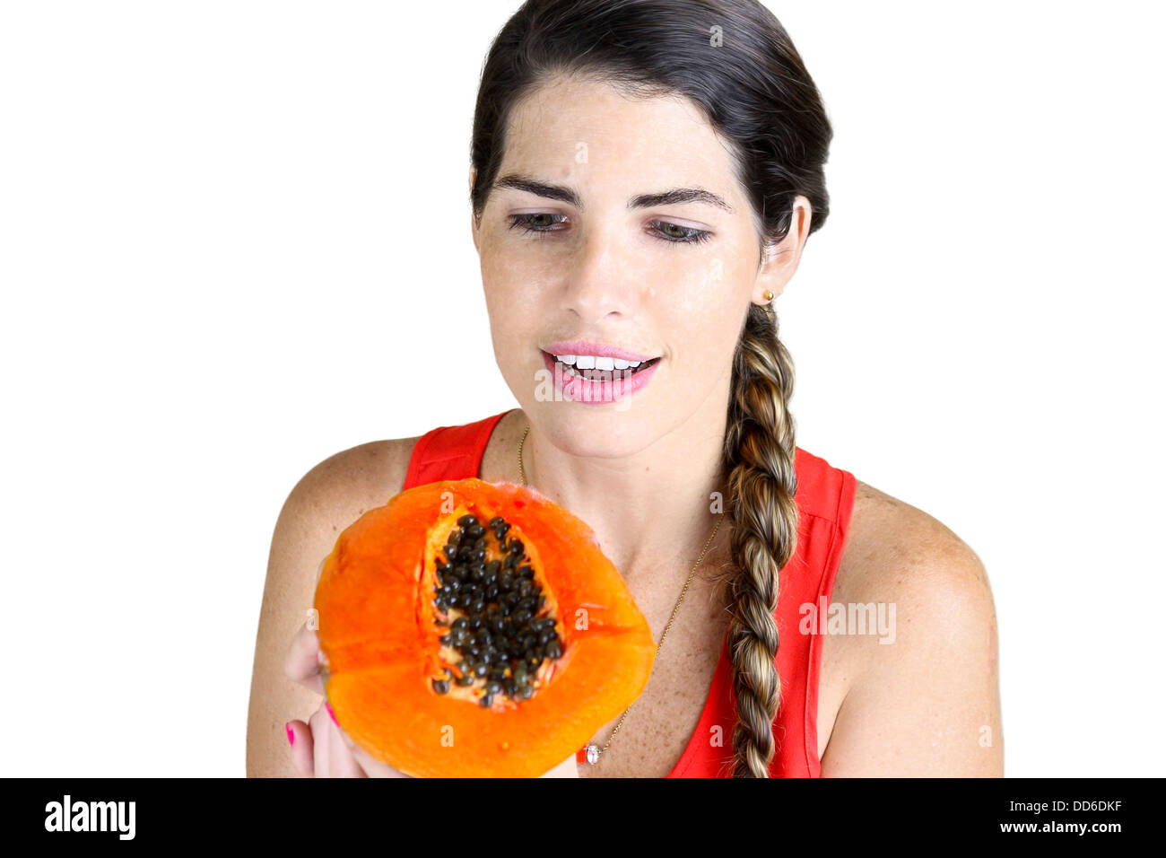 Donna Gorgeous guardando una deliziosa Papaya Foto Stock