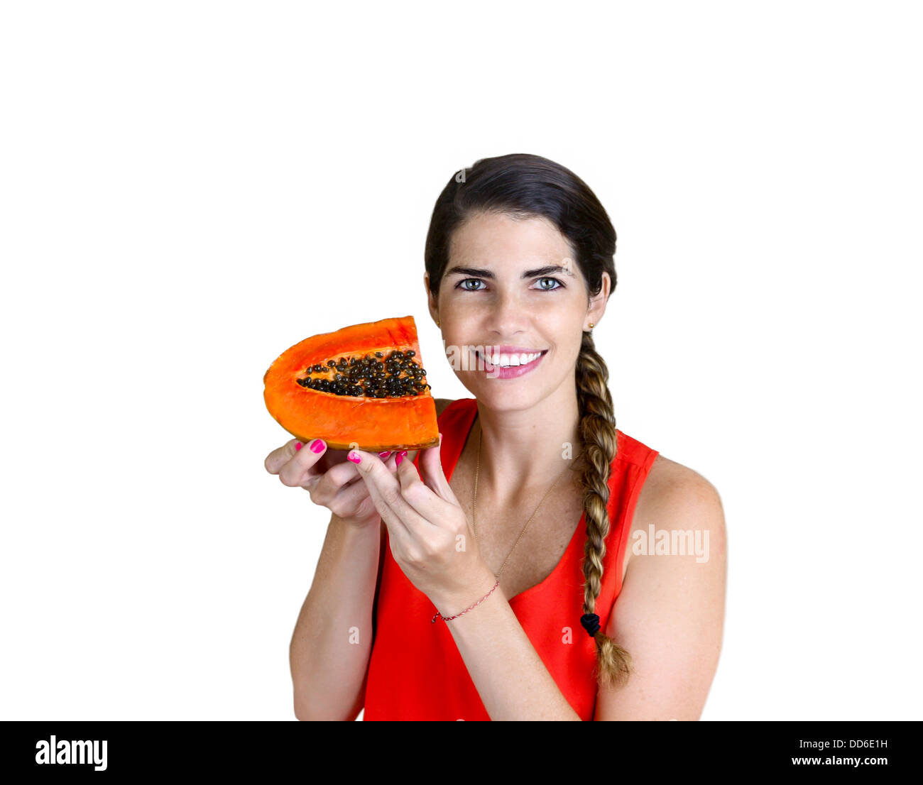 Bella Donna sorridente mentre mostra una papaia Foto Stock