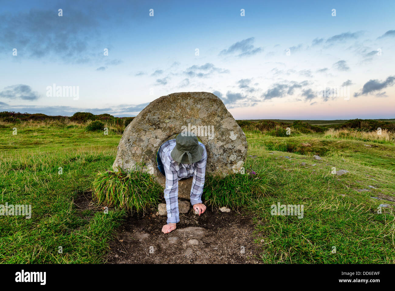 Gli uomini-un-Tol pietre in piedi vicino a Penzance in Cornovaglia, leggenda locale dice che una persona che passa attraverso la pietra forata può cu Foto Stock