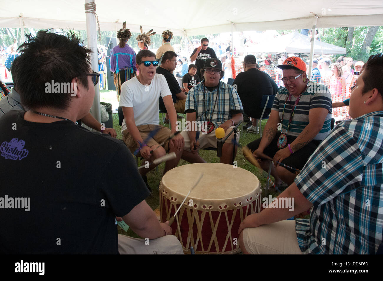 Giovani indiani Mohawk suonando la batteria Foto Stock