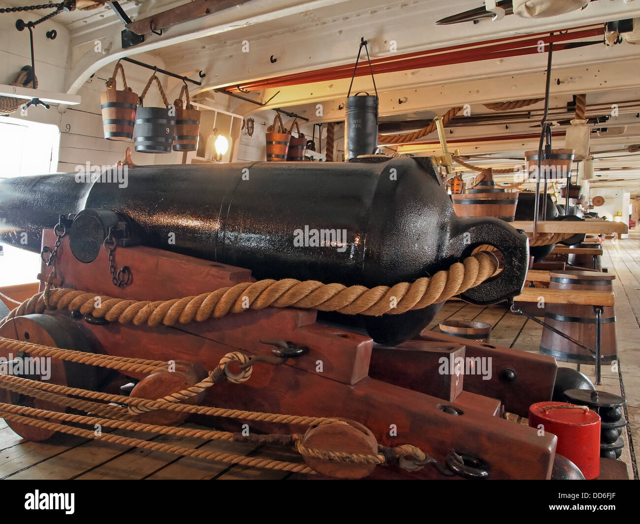 Il cannone sulla pistola inferiore mazzo Guerriero HMS Foto Stock