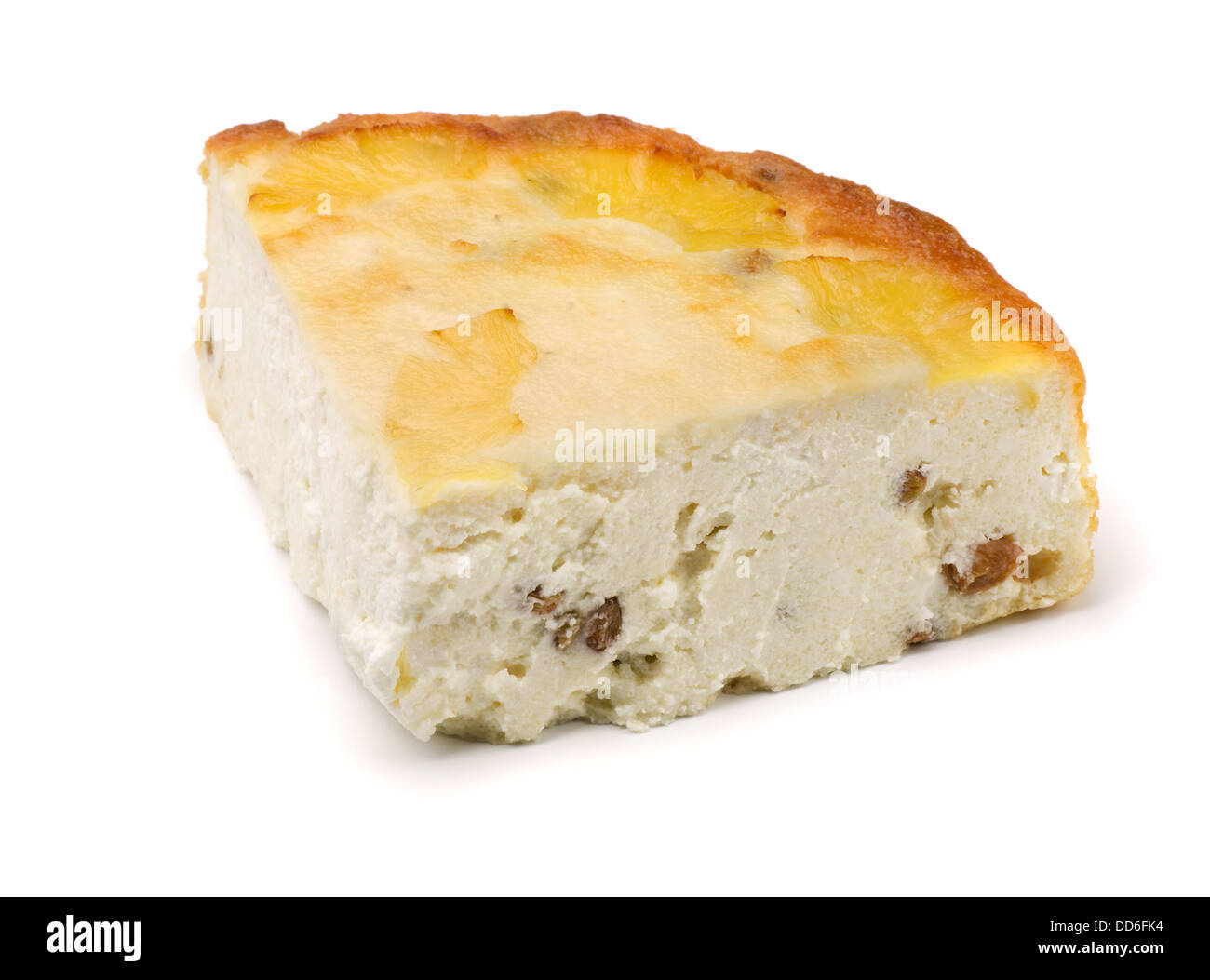 Pezzo di formaggio torta con uvetta isolato su bianco Foto Stock