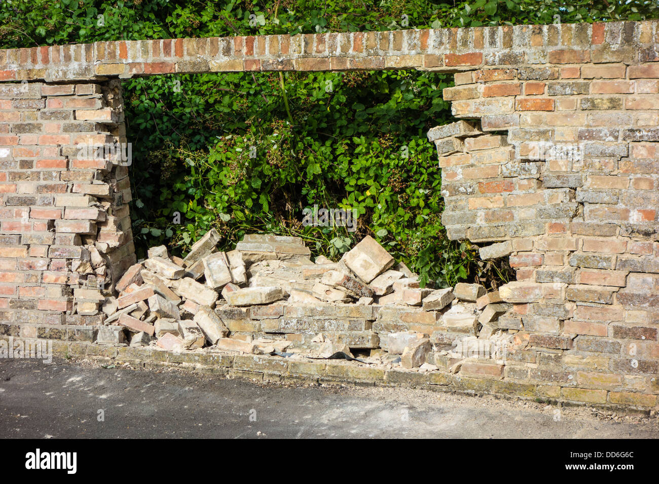 Foro nel muro di mattoni causato da incidente auto, Landbeach, Cambridgeshire Foto Stock