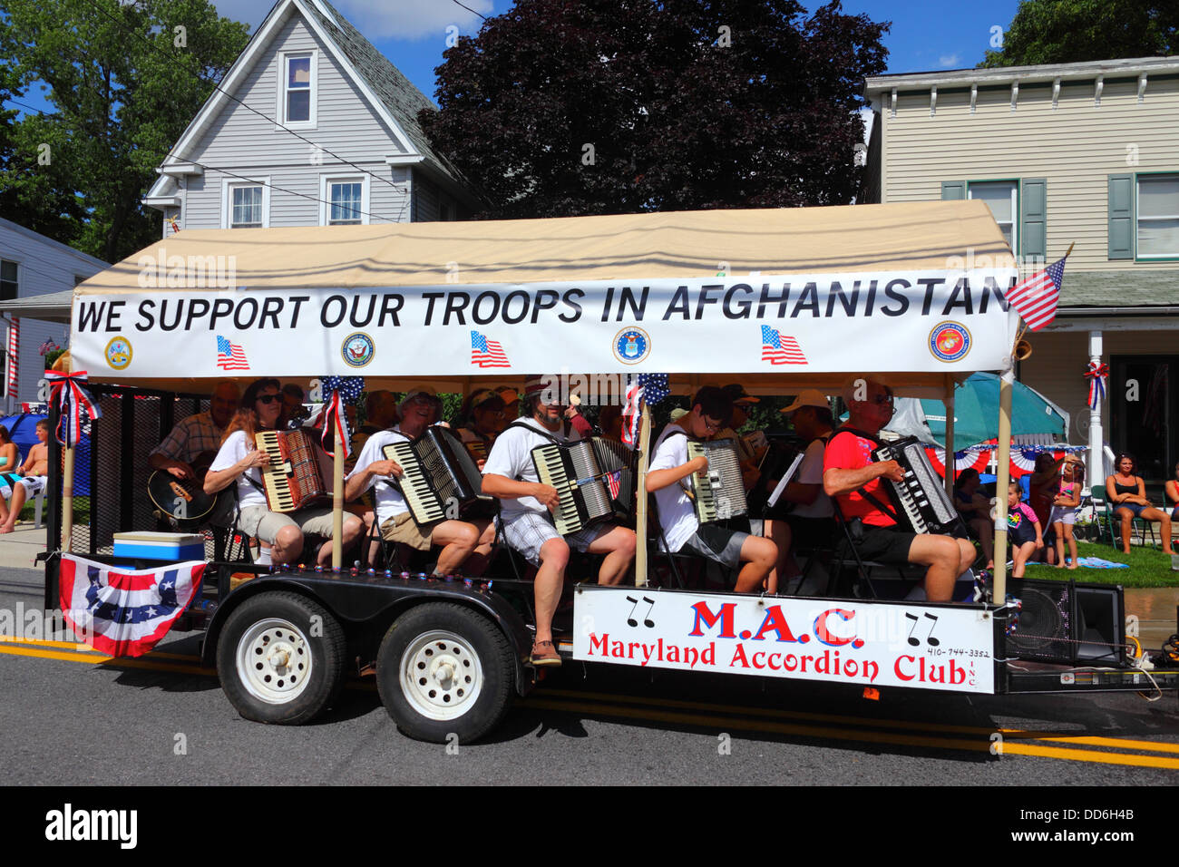 Il Maryland Accordion Club mostra il sostegno alle truppe in Afghanistan durante le sfilate del 4th luglio dell'Independence Day, Catonsville, Maryland, USA Foto Stock