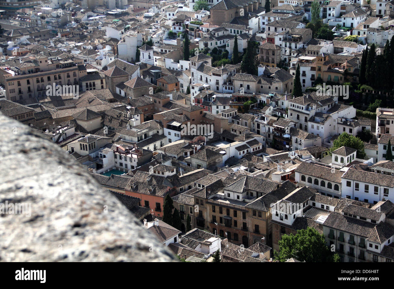 Birds Eye vista della città di Granada dai bastioni di La Alhambra. Foto Stock