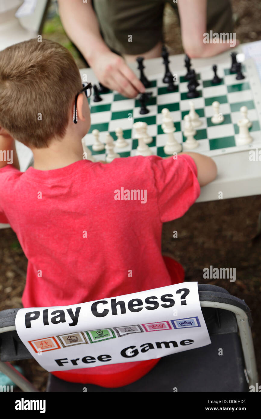 Un bambino gioca a scacchi in Piazza Moore durante Artsplosure, un festival delle arti e della cultura nel centro di Raleigh, North Carolina, STATI UNITI D'AMERICA Foto Stock