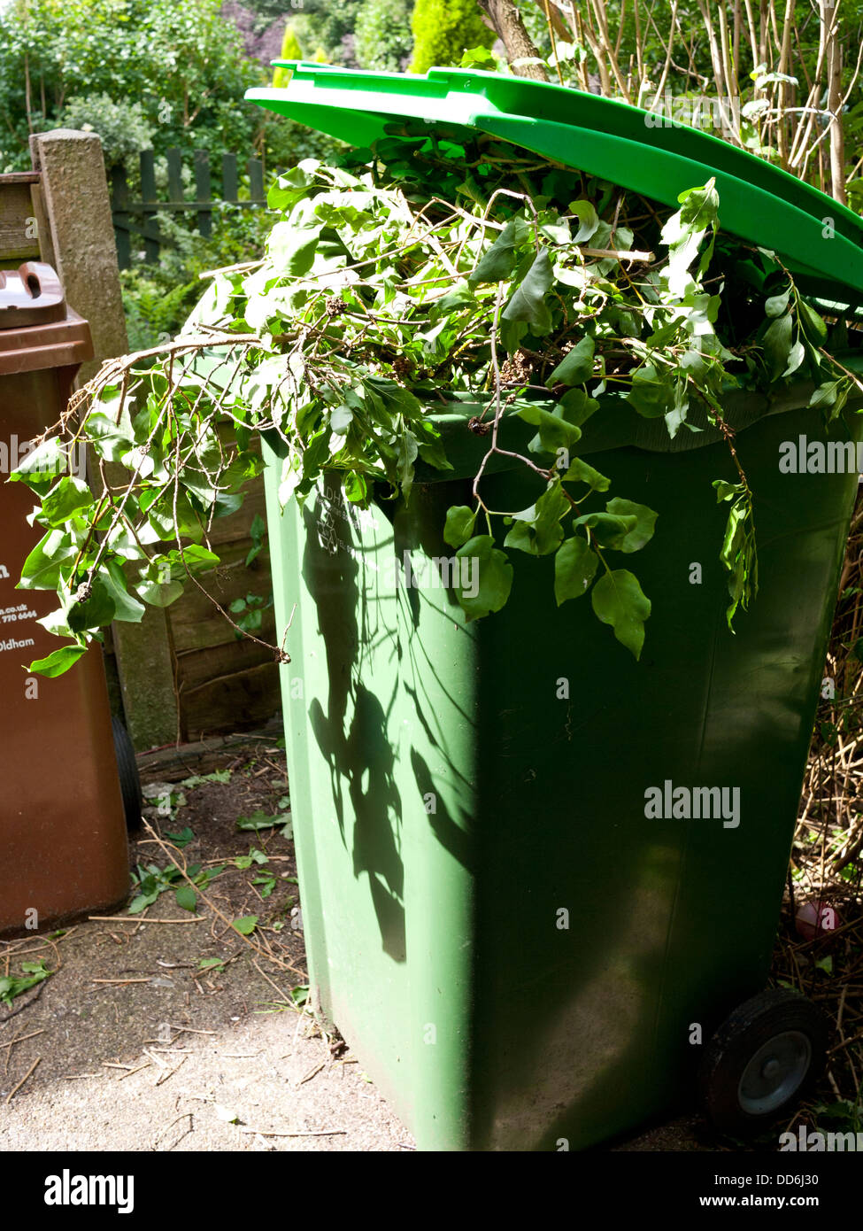 Un giardino pieno bidone dei rifiuti, UK. Foto Stock