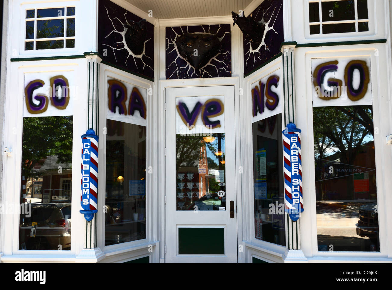 Graffiti che mostra il supporto per Baltimore Ravens America football team su barbieri shop, Westminster, Maryland, Stati Uniti d'America Foto Stock