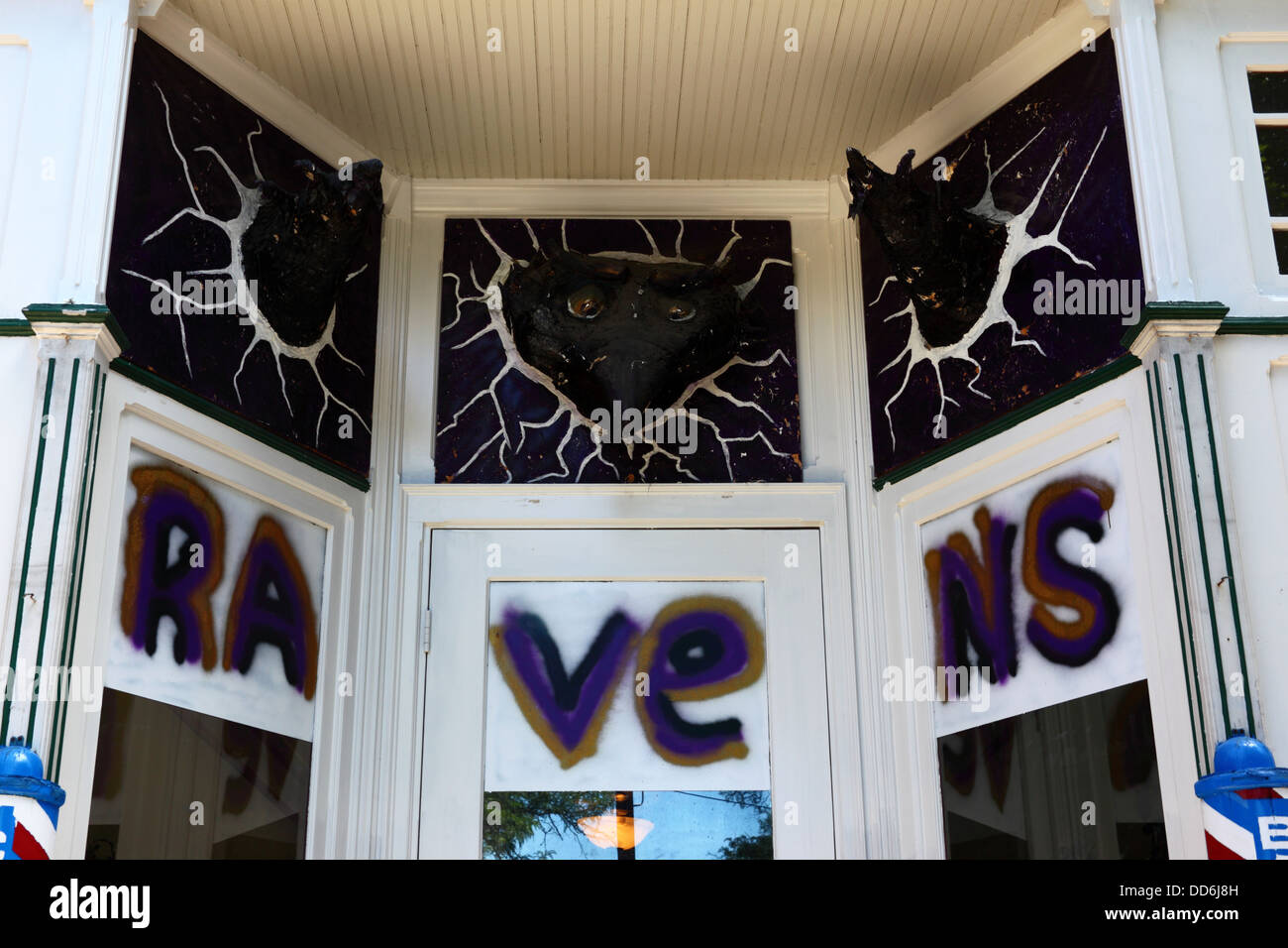 Graffiti che mostra il supporto per Baltimore Ravens America football team su barbieri shop, Westminster, Maryland, Stati Uniti d'America Foto Stock
