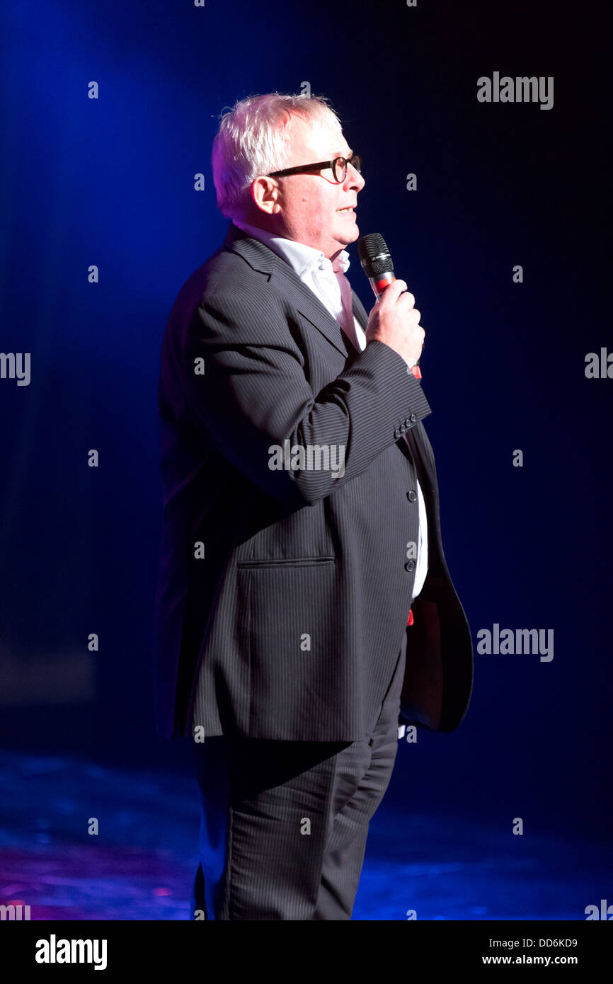 Christopher Biggins presentando un asta di beneficenza in una serata con Chickenshed ad ITV Studios di Londra, Regno Unito. Foto Stock