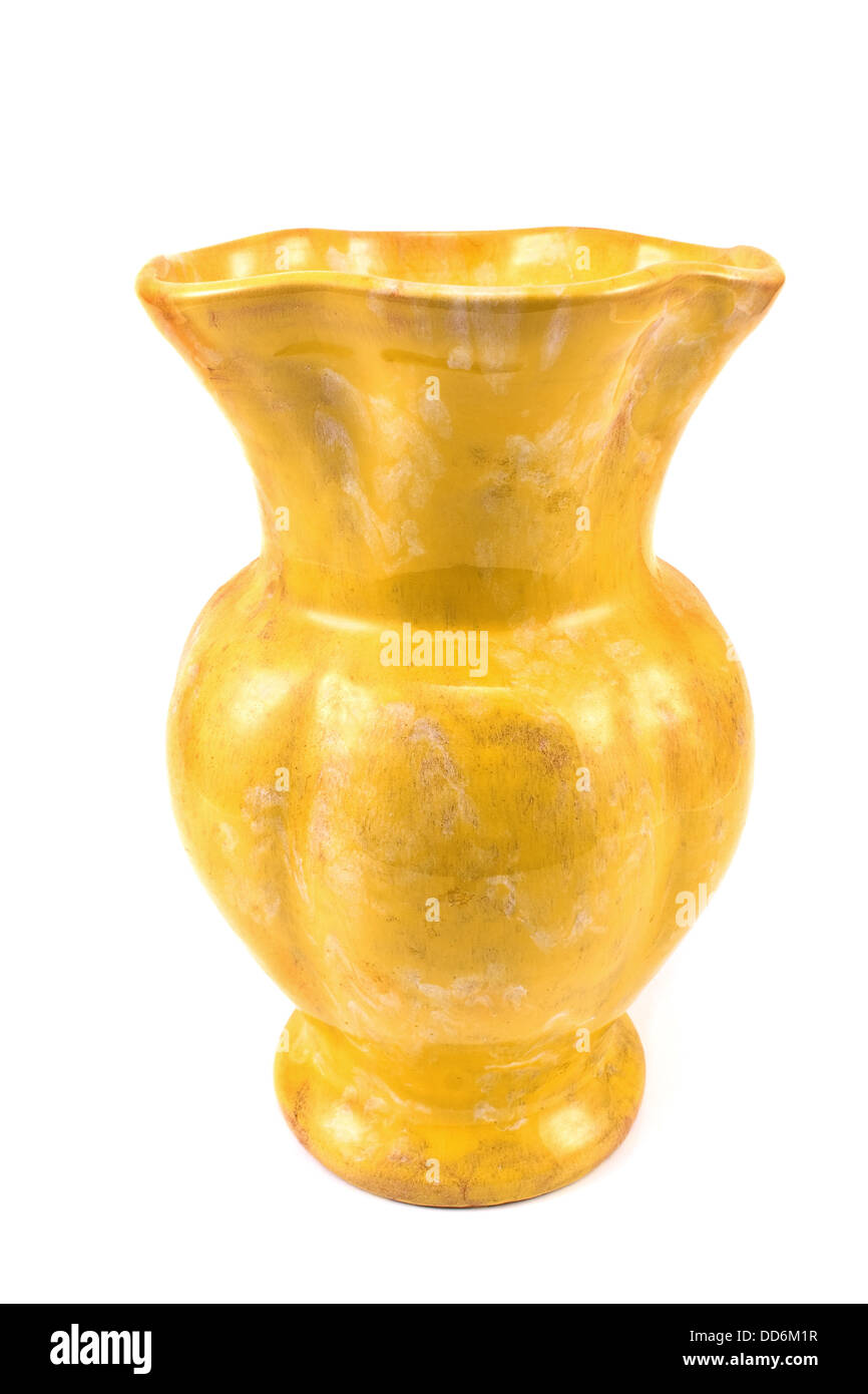 Argilla gialla vaso di fiori isolati su bianco Foto Stock