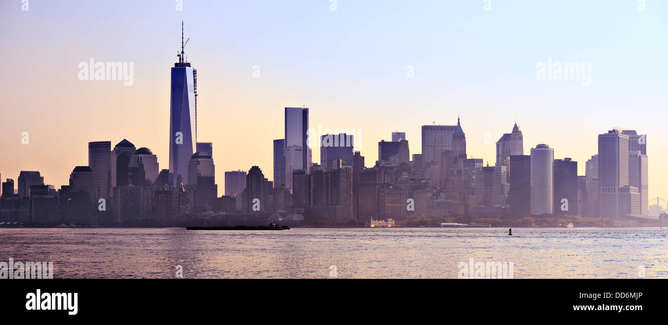 New York City Panorama spanning da Lower Manhattan a Brooklyn attraverso l'East River. Foto Stock