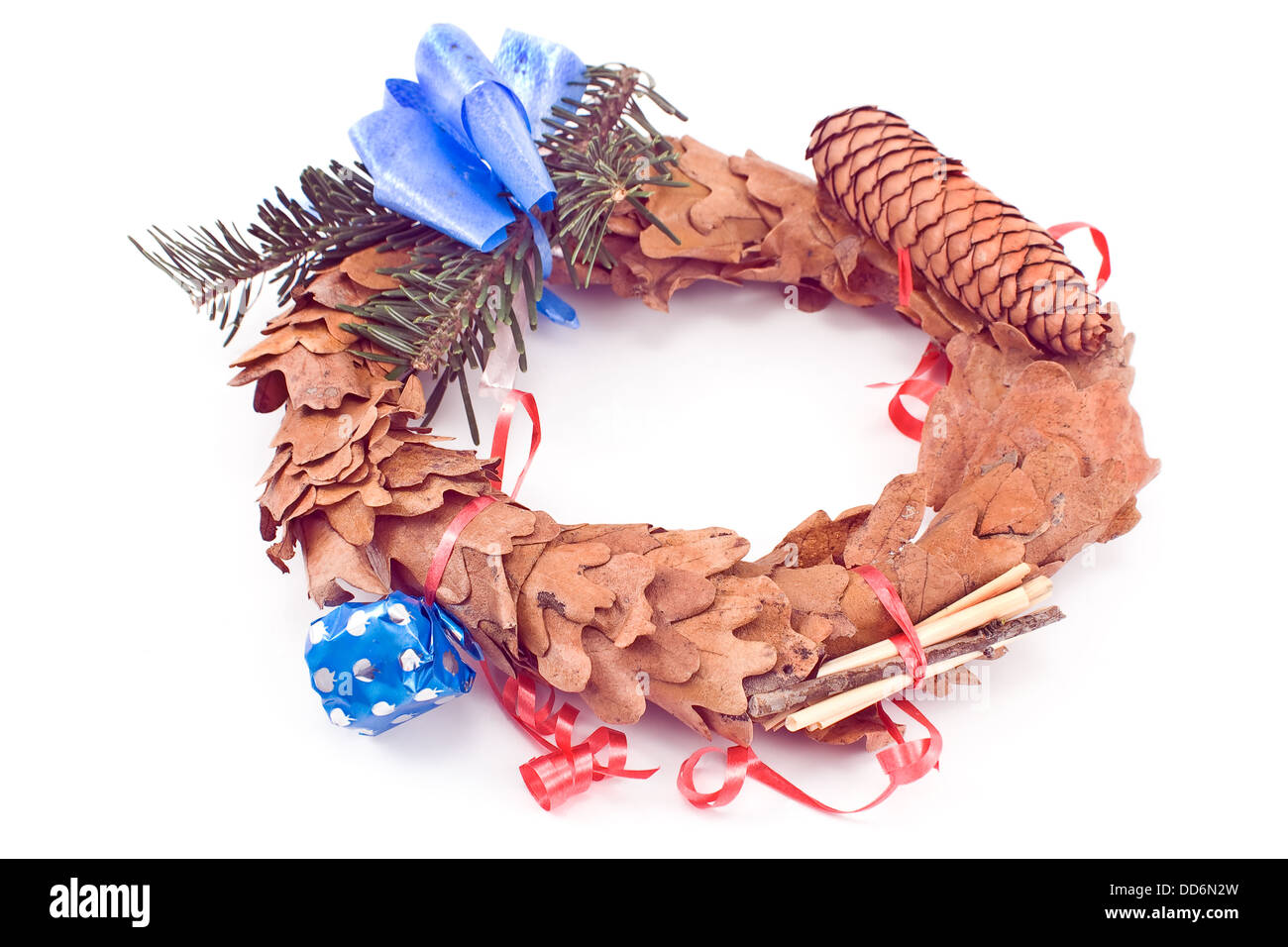 Ghirlanda di foglie di quercia con nastro e pino cono isolato su bianco Foto Stock