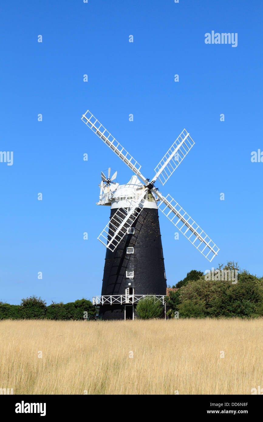 Burnham Overy windmill, torre e cappuccio mill, 1816, Norfolk Inghilterra Inglese Regno Unito di mattoni dipinto turrito mulini a vento Foto Stock