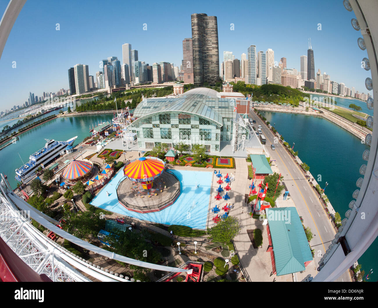 Un incredibile, spettacolare, vista fisheye sullo skyline di Chicago al mattino dal Navy Pier Ferris Wheel. Foto Stock