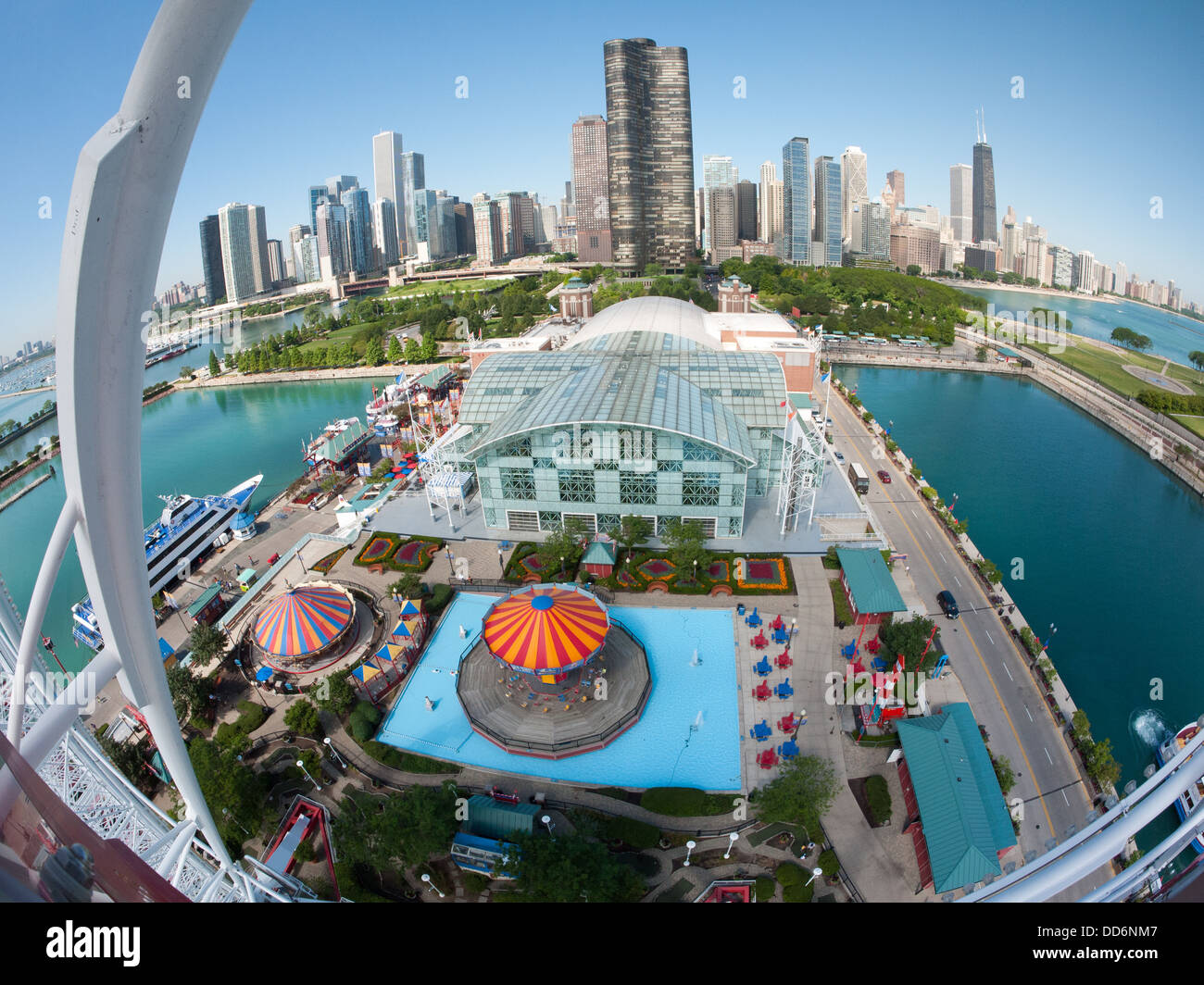 Un incredibile, spettacolare, vista fisheye sullo skyline di Chicago al mattino dal Navy Pier Ferris Wheel. Foto Stock