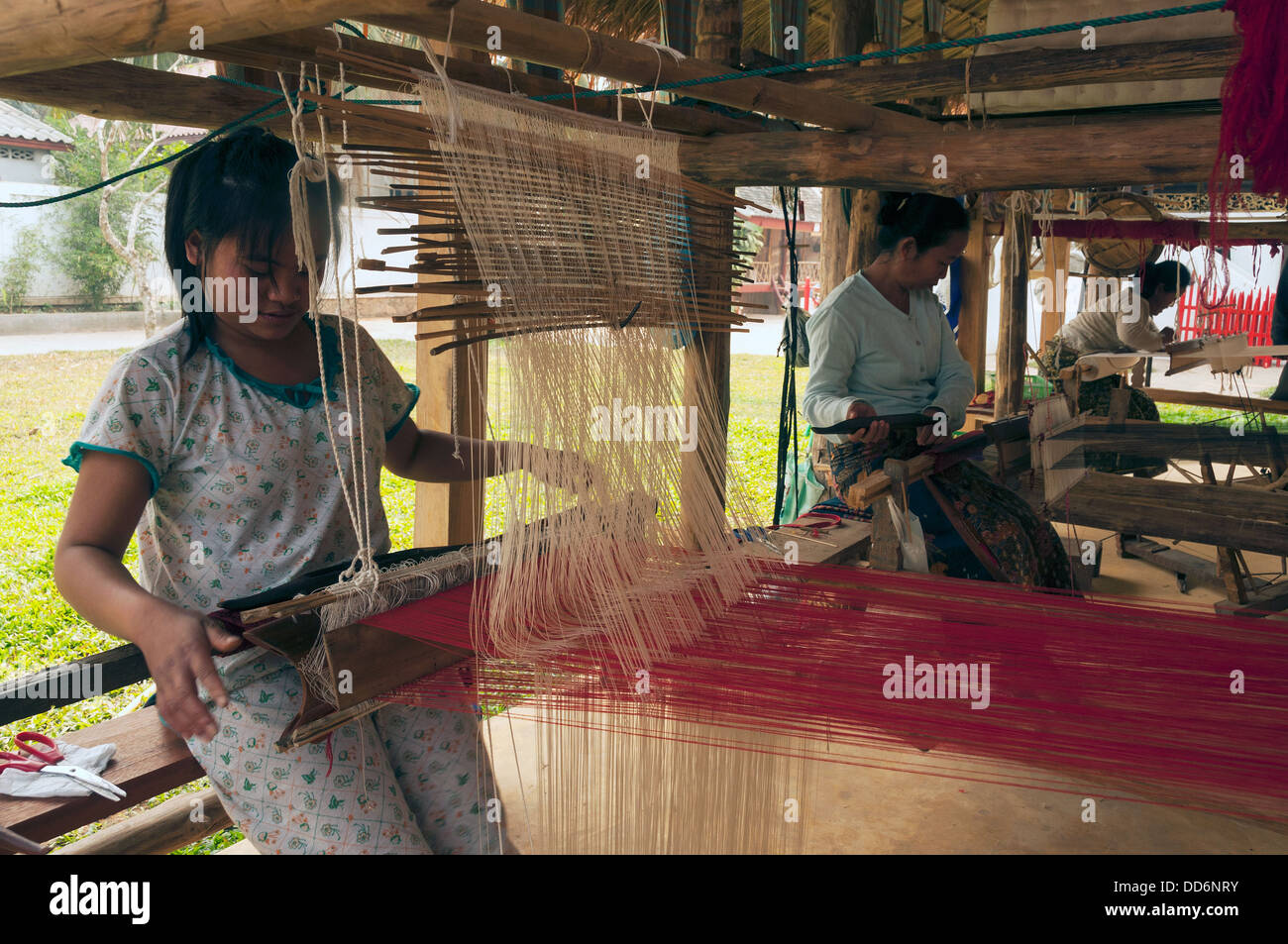 Elk209-1512 Laos Luang Prabang, Ban Xang Khong, villaggio di tessitura tessitura delle donne Foto Stock