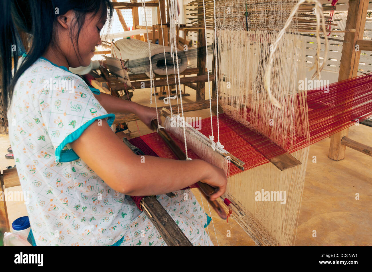 Elk209-1515 Laos Luang Prabang, Ban Xang Khong, villaggio di tessitura tessitura donna Foto Stock
