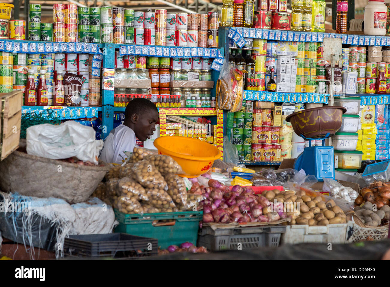 Dakar, Senegal. Kermel Mercato,. Venditore di verdure e conserve di merci. Foto Stock