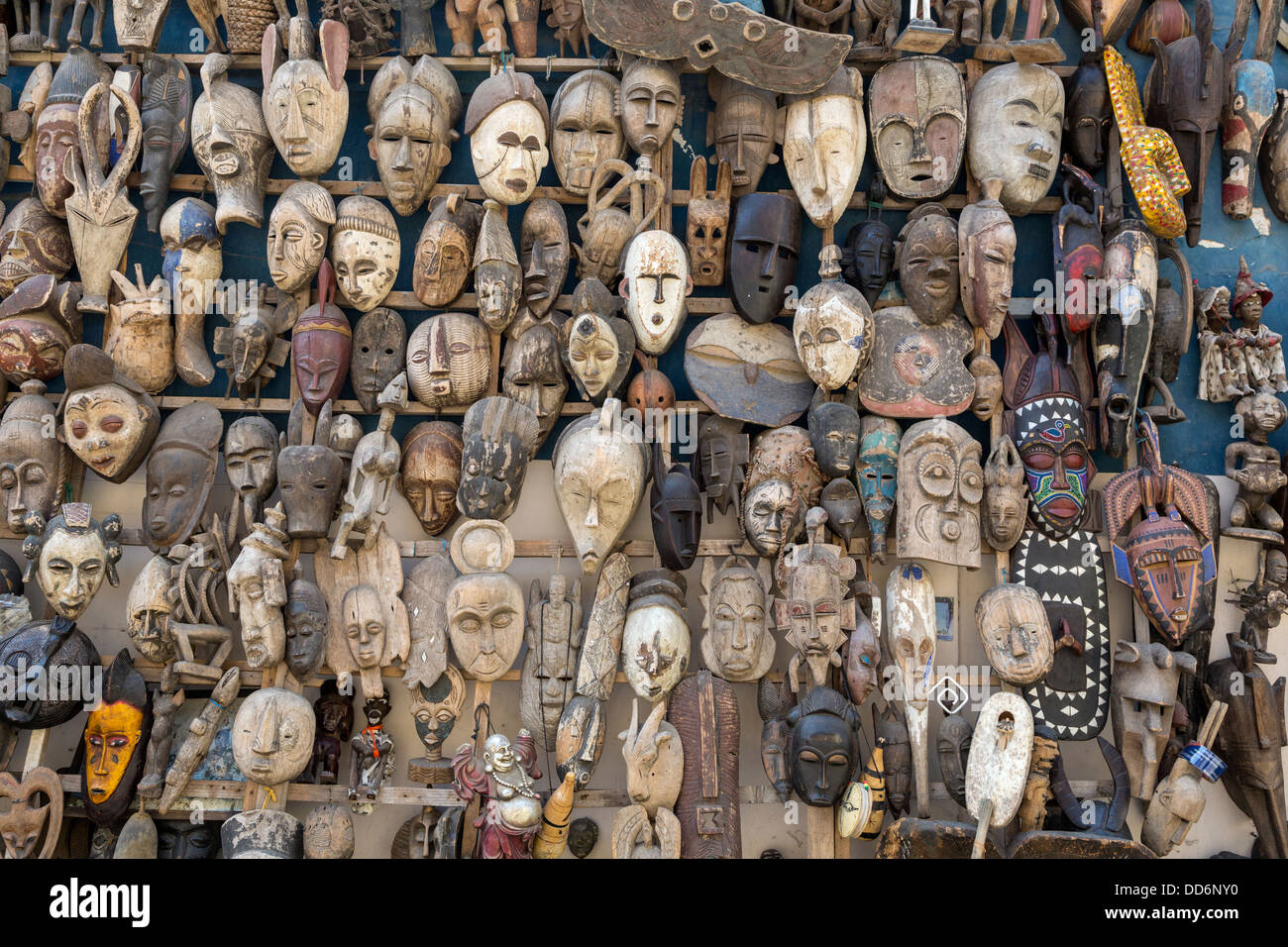 Dakar, Senegal. Scolpite le maschere africane, per la vendita come souvenir. Foto Stock