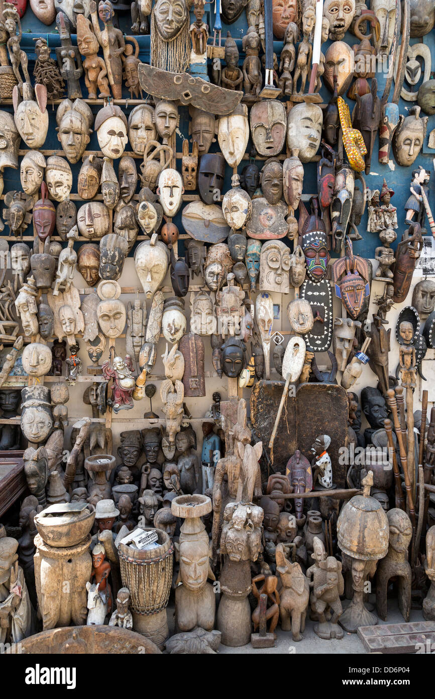 Dakar, Senegal. Scolpite le maschere africane, per la vendita come souvenir. Foto Stock