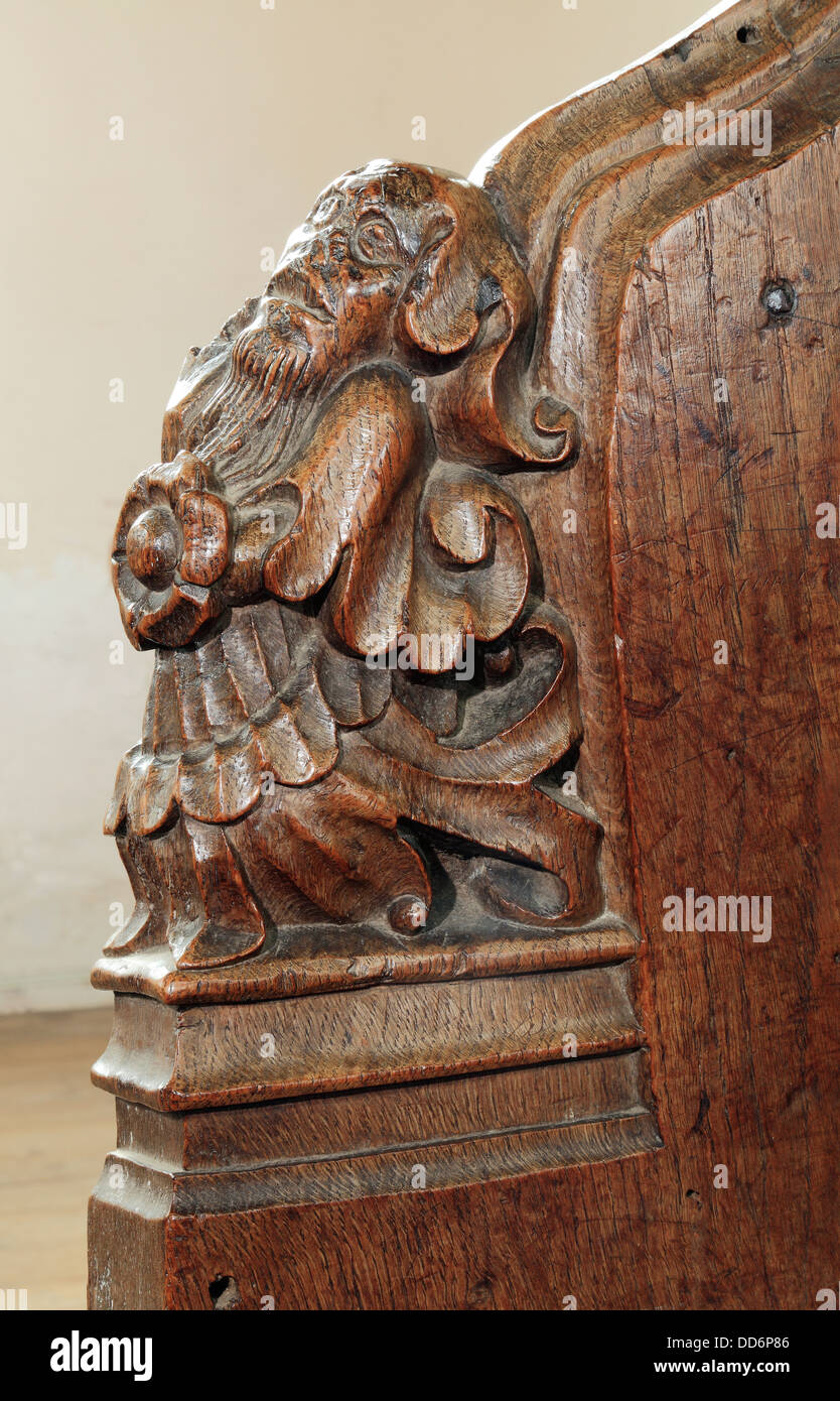 Medieval xv secolo panca in legno fine, Thornham NORFOLK REGNO UNITO Inghilterra termina benchend benchends legno intagliato sculture carving Foto Stock