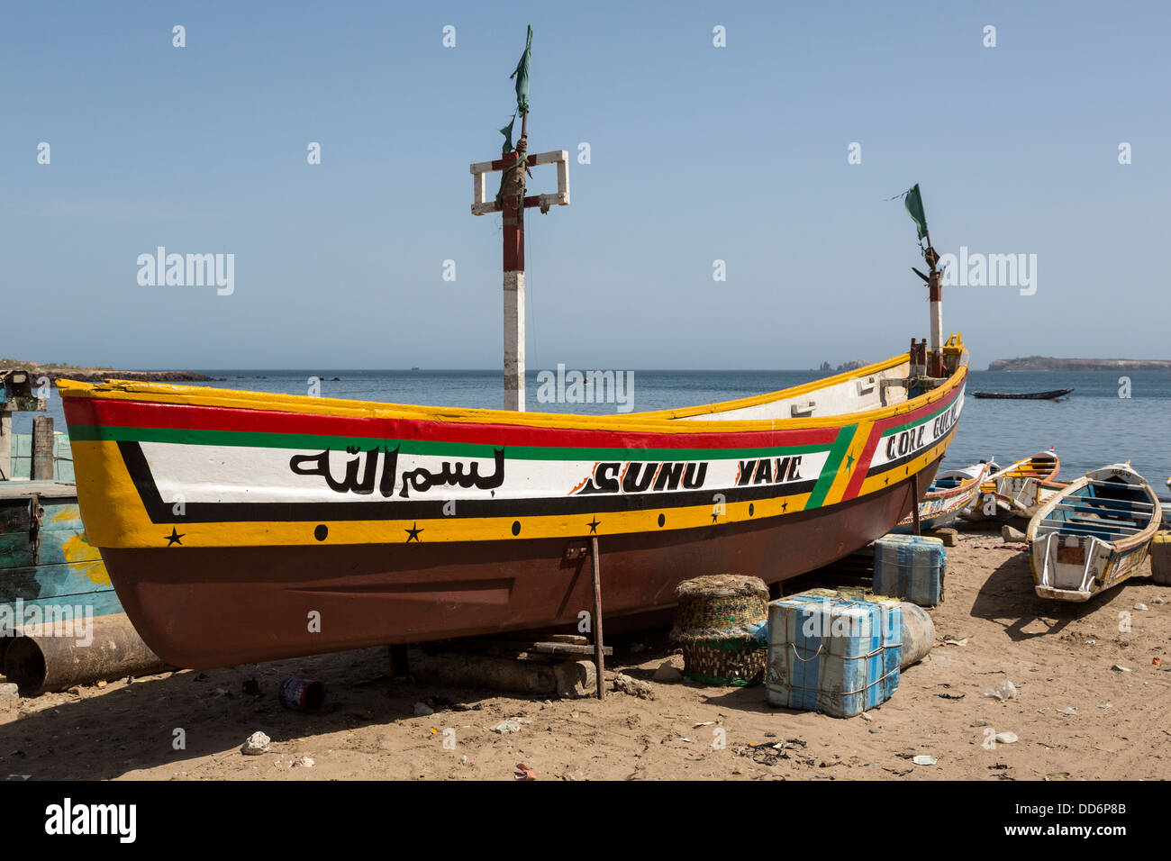 Dakar, Senegal. Barca da pesca sulla spiaggia di Soumbedioune villaggio di pescatori, ora parte della metropoli di Dakar. Foto Stock