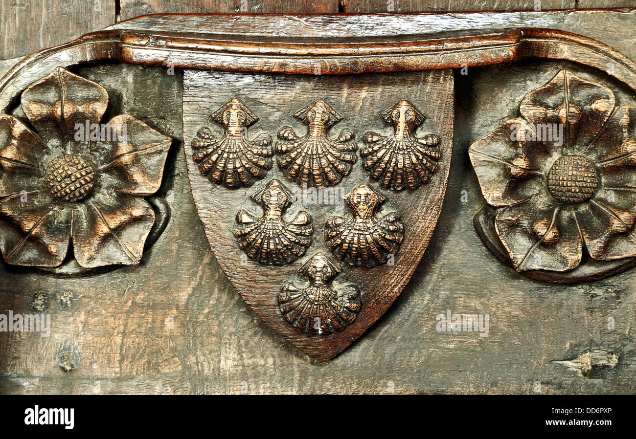 Misericord, Robert de scale, stemma, St. Margaret's Church, Kings Lynn, Norfolk, Inghilterra, araldica capesante misericords Foto Stock