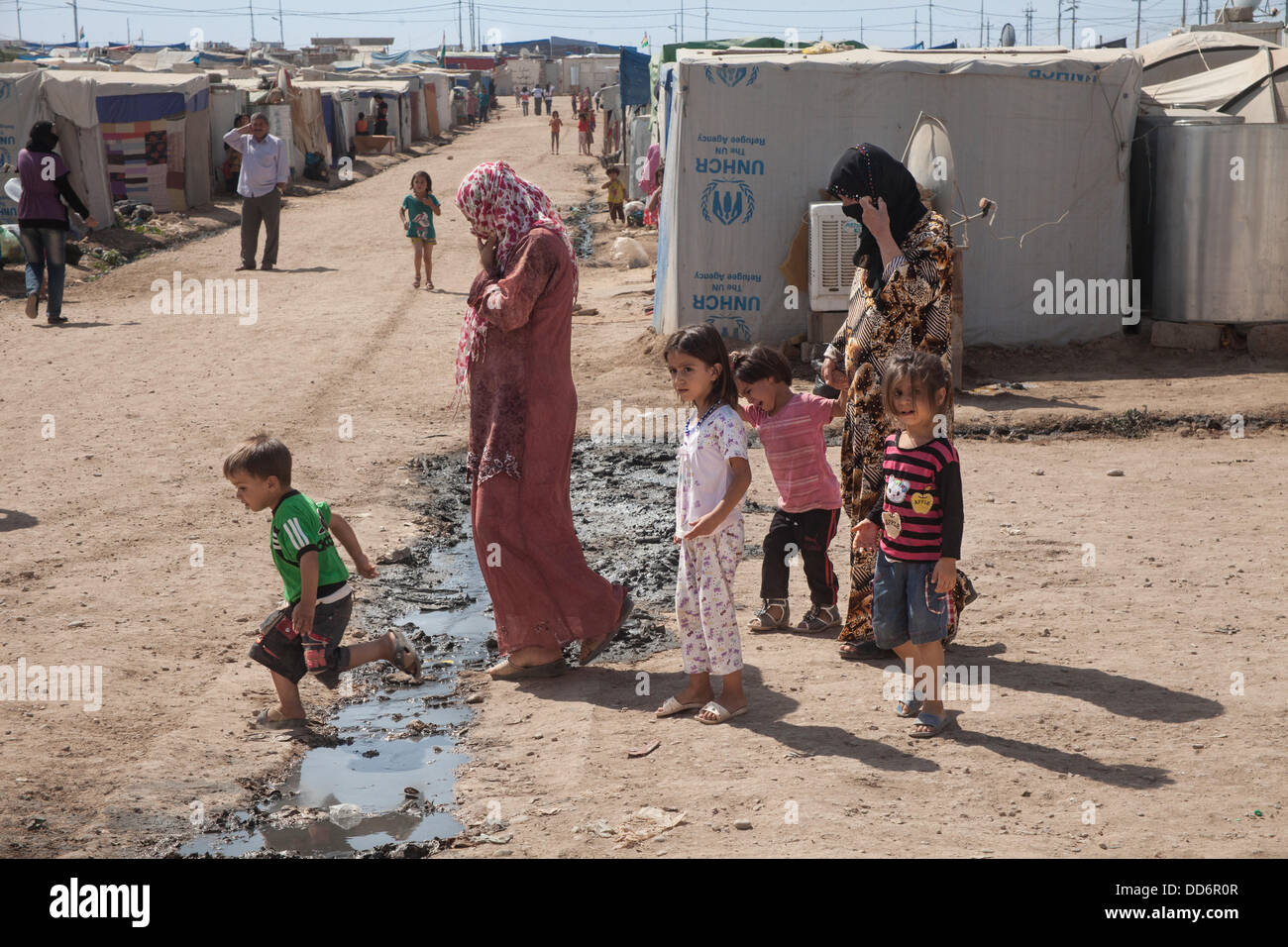 Domiz campo profughi, Duhok provincia nord dell Iraq. Il 27 agosto, 2013. A causa della bassa condizione igienica del camp e il tombino aperto, molti volontari sono stati chiamati a pulire il camp dal garbage, oltre al lavoratore comunale. Circa seicento i rifugiati hanno risposto alla chiamata Credito: Francesco Gustincich/Alamy Live News Foto Stock