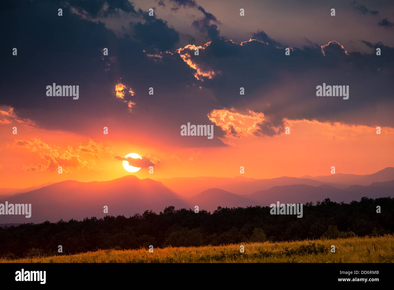 Drammatico tramonto dietro le montagne dei Carpazi Foto Stock