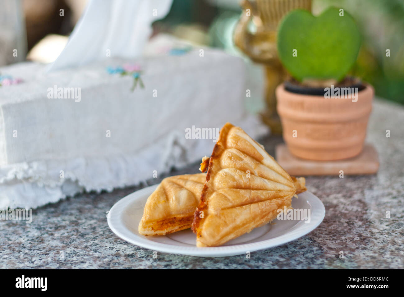 Panini vapore due pezzi sul piatto bianco. Foto Stock