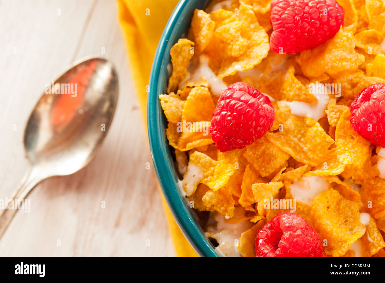Cornflake sani cereali per la prima colazione con frutti di bosco Foto Stock