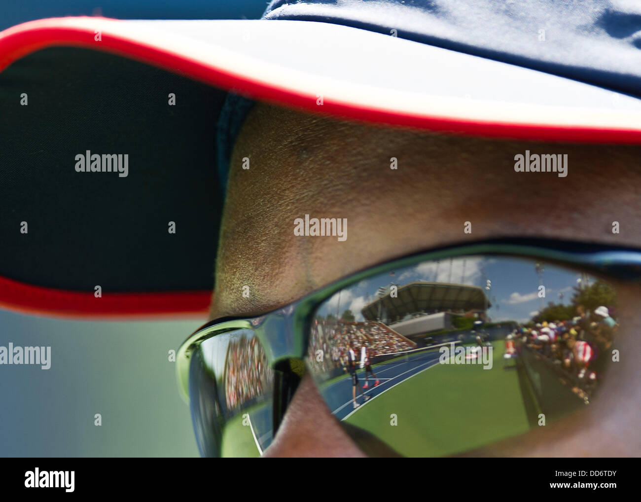 Lavaggio, Queens, a New York, Stati Uniti d'America. Il 27 agosto, 2013. Agosto 27, 2013: Arthur Ash Stadium è riflessa in Dell per guardafili sunglass il giorno 2 del 2013 U.S. Aprire i campionati di tennis presso l'USTA Billie Jean King National Tennis Center in Flushing, Queens, a New York. Credito: csm/Alamy Live News Foto Stock