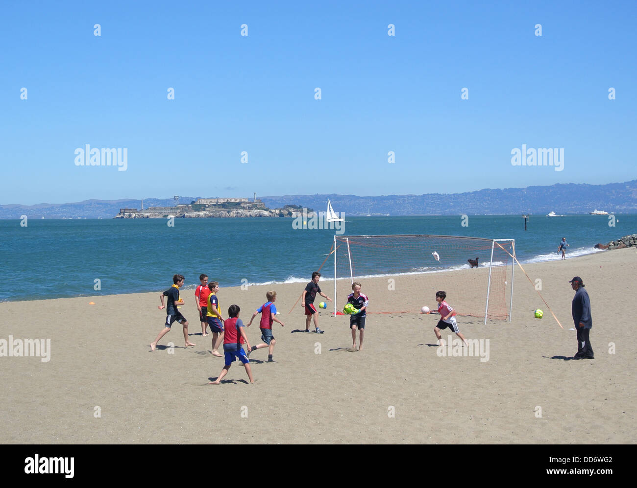 I ragazzi del team di calcio giocando sulla sabbia a Crissy Field in San Francisco Foto Stock