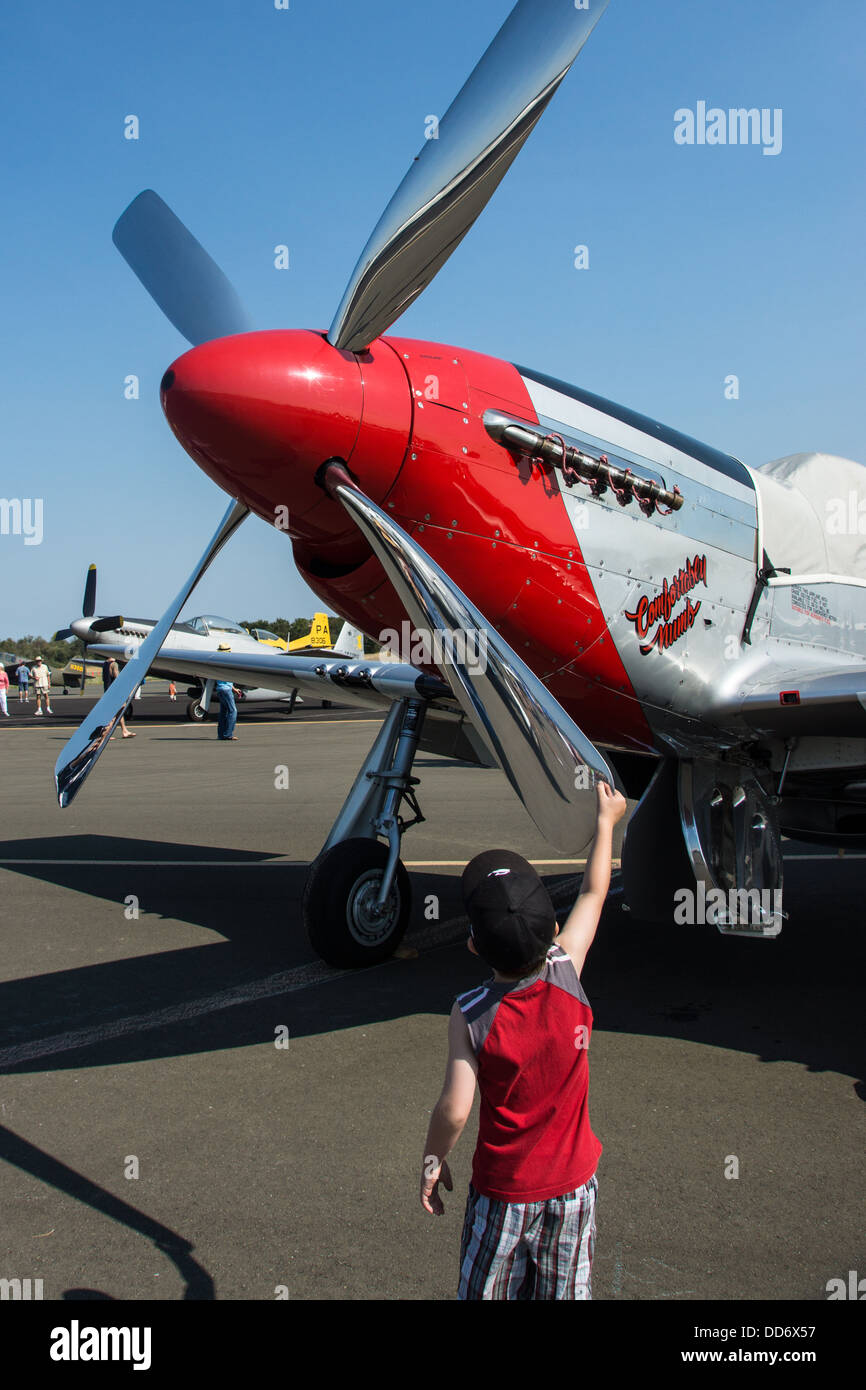 8/18/2013 Santa Rosa, California. Giovane ragazzo arriva fino a North American P Mustang al Pacific Coast Air Museum airshow. Foto Stock