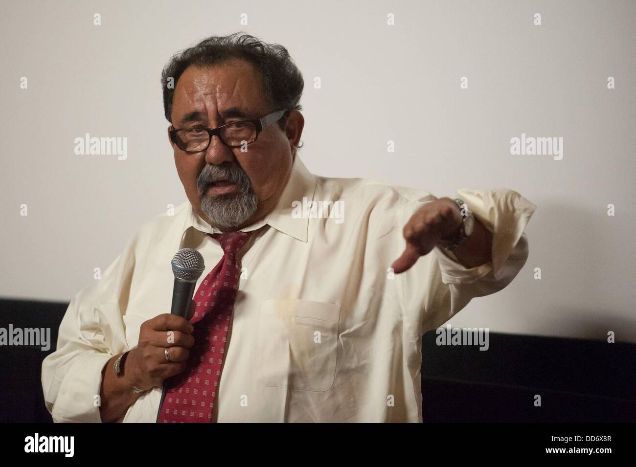 Tucson, Arizona, Stati Uniti. Il 27 agosto, 2013. Nei giorni calante del 113Congress' agosto recesso, sost. RAUL GRIJALVA (D-Ariz.) tenutosi a Tucson, in Arizona town hall in cui egli ha biasimato il GOP studente di legge di successo (H.R. 5) che ha superato la casa in un party-line 221-207 votare a luglio. Il disegno di legge sottolinea il nuovo standard dell'istruzione che aumenterebbe membri' ruoli in impostazione standard di istruzione per mezzo di test di competenza. Grijalva ha detto che ha fatto bene a test standardizzati da indovinare e detto che i colleghi si sentiva più intelligente si bloccò in ambienti di test. Grijalva detto un approccio di più ampio respiro in materia di Foto Stock
