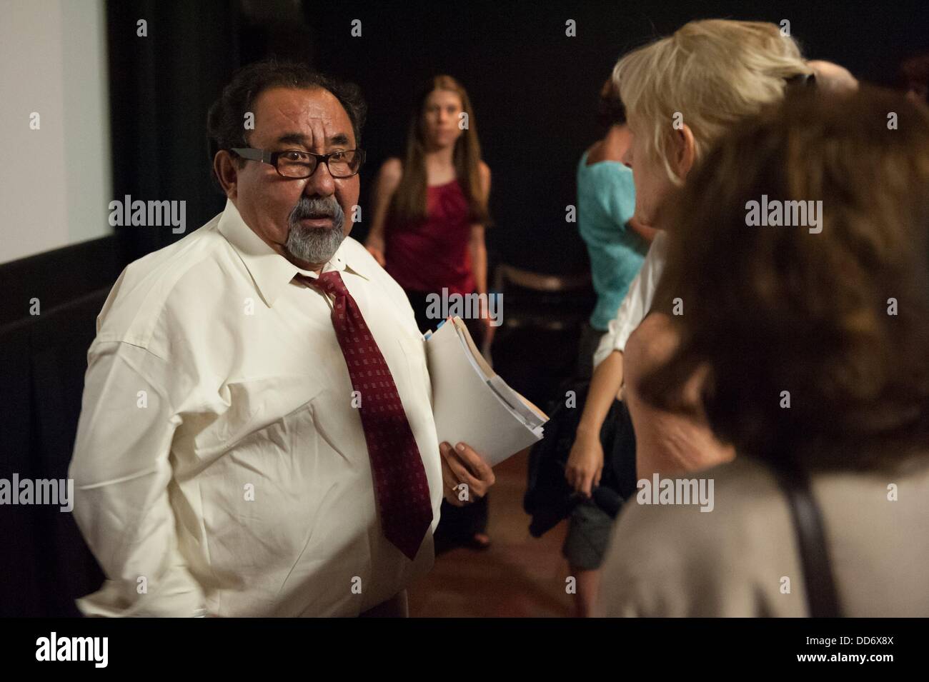 Tucson, Arizona, Stati Uniti. Il 27 agosto, 2013. Nei giorni calante del 113Congress' agosto recesso, sost. RAUL GRIJALVA (D-Ariz.) tenutosi a Tucson, in Arizona town hall in cui egli ha biasimato il GOP studente di legge di successo (H.R. 5) che ha superato la casa in un party-line 221-207 votare a luglio. Il disegno di legge sottolinea il nuovo standard dell'istruzione che aumenterebbe membri' ruoli in impostazione standard di istruzione per mezzo di test di competenza. Grijalva ha detto che ha fatto bene a test standardizzati da indovinare e detto che i colleghi si sentiva più intelligente si bloccò in ambienti di test. Grijalva detto un approccio di più ampio respiro in materia di Foto Stock