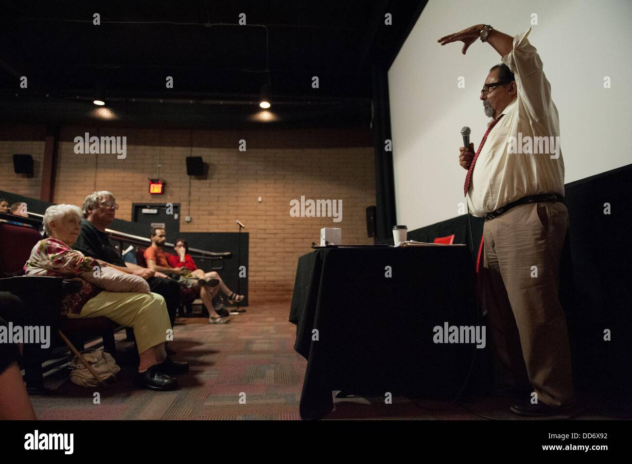 Tucson, Arizona, Stati Uniti. Il 27 agosto, 2013. Nei giorni calante del 113Congress' agosto recesso, sost. RAUL GRIJALVA (D-Ariz.) tenutosi a Tucson, in Arizona town hall in cui egli ha biasimato il GOP studente di legge di successo (H.R. 5) che ha superato la casa in un party-line 221-207 votare a luglio. Il disegno di legge sottolinea il nuovo standard dell'istruzione che aumenterebbe membri' ruoli in impostazione standard di istruzione per mezzo di test di competenza. Grijalva ha detto che ha fatto bene a test standardizzati da indovinare e detto che i colleghi si sentiva più intelligente si bloccò in ambienti di test. Grijalva detto un approccio di più ampio respiro in materia di Foto Stock