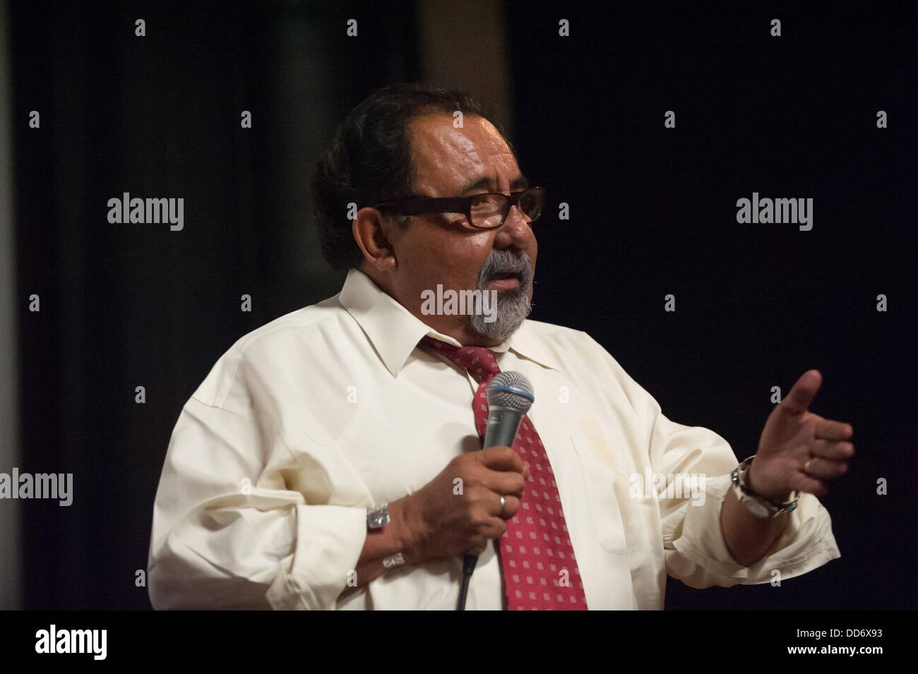 Tucson, Arizona, Stati Uniti. Il 27 agosto, 2013. Nei giorni calante del 113Congress' agosto recesso, sost. RAUL GRIJALVA (D-Ariz.) tenutosi a Tucson, in Arizona town hall in cui egli ha biasimato il GOP studente di legge di successo (H.R. 5) che ha superato la casa in un party-line 221-207 votare a luglio. Il disegno di legge sottolinea il nuovo standard dell'istruzione che aumenterebbe membri' ruoli in impostazione standard di istruzione per mezzo di test di competenza. Grijalva ha detto che ha fatto bene a test standardizzati da indovinare e detto che i colleghi si sentiva più intelligente si bloccò in ambienti di test. Grijalva detto un approccio di più ampio respiro in materia di Foto Stock
