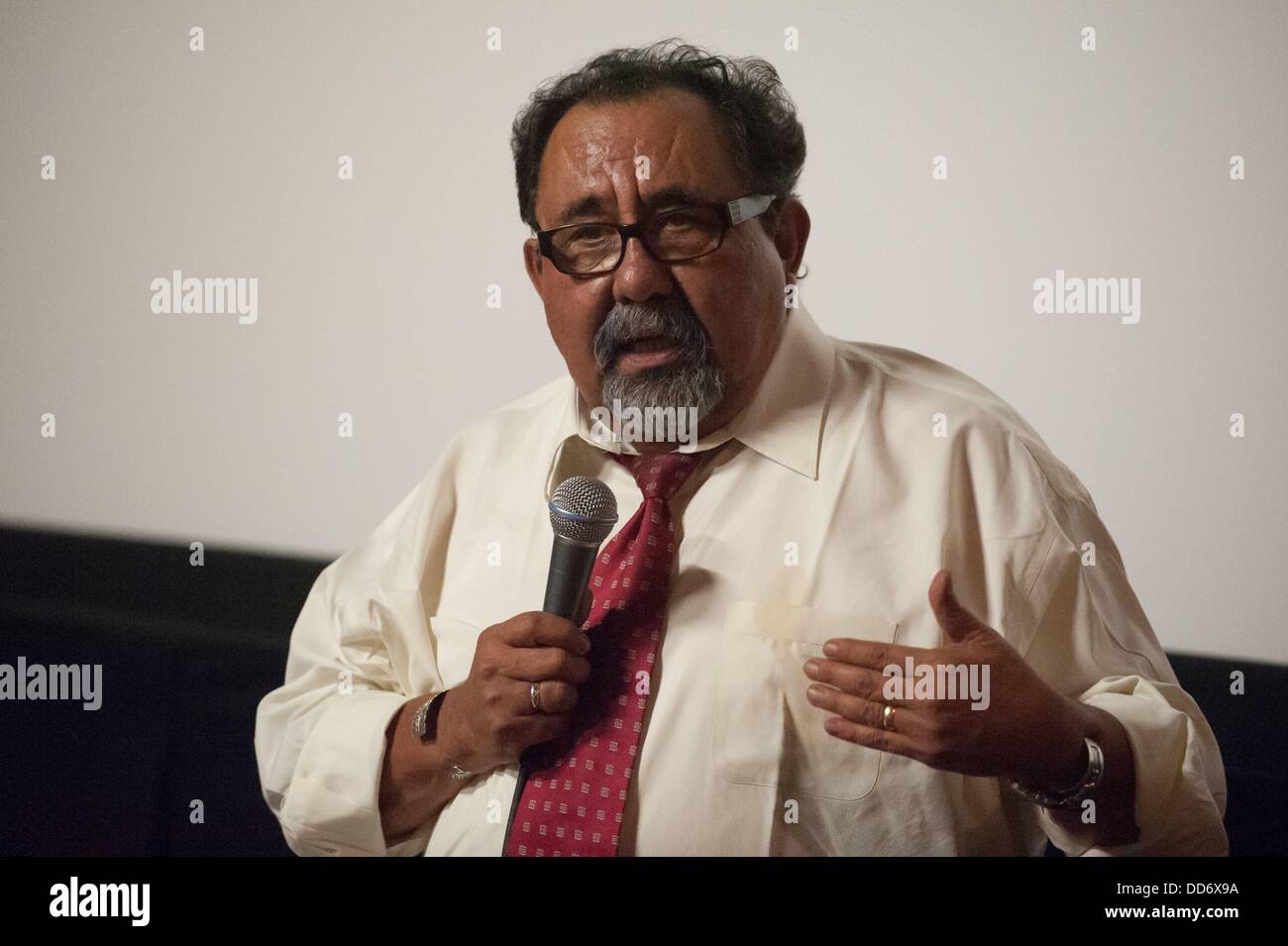 Tucson, Arizona, Stati Uniti. Il 27 agosto, 2013. Nei giorni calante del 113Congress' agosto recesso, sost. RAUL GRIJALVA (D-Ariz.) tenutosi a Tucson, in Arizona town hall in cui egli ha biasimato il GOP studente di legge di successo (H.R. 5) che ha superato la casa in un party-line 221-207 votare a luglio. Il disegno di legge sottolinea il nuovo standard dell'istruzione che aumenterebbe membri' ruoli in impostazione standard di istruzione per mezzo di test di competenza. Grijalva ha detto che ha fatto bene a test standardizzati da indovinare e detto che i colleghi si sentiva più intelligente si bloccò in ambienti di test. Grijalva detto un approccio di più ampio respiro in materia di Foto Stock