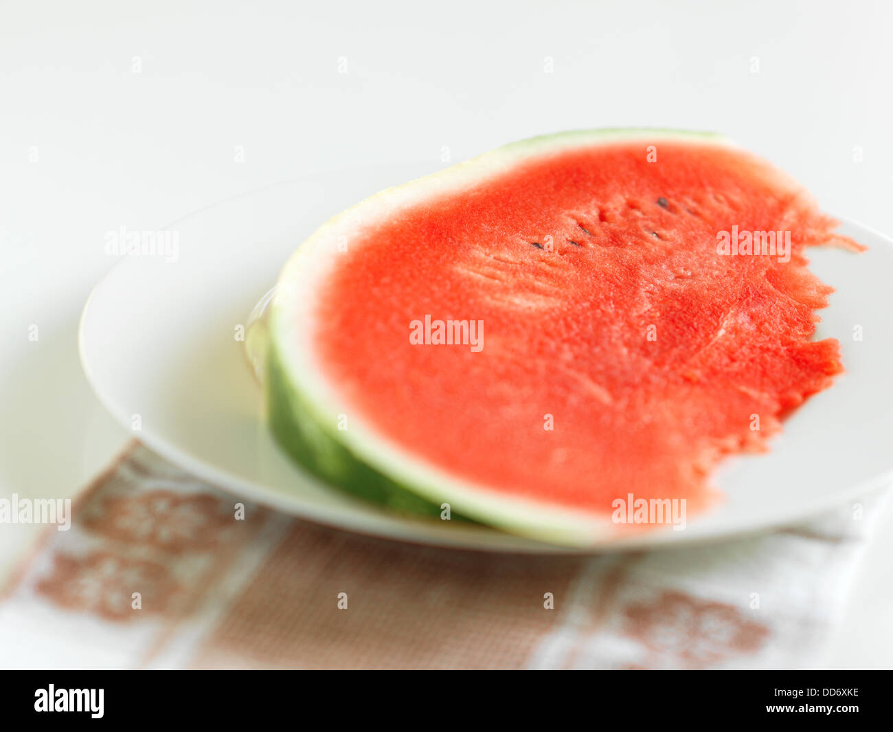 La fetta di rosso di cui è stato eseguito il rip di melone acqua sulla piastra bianca. Foto Stock