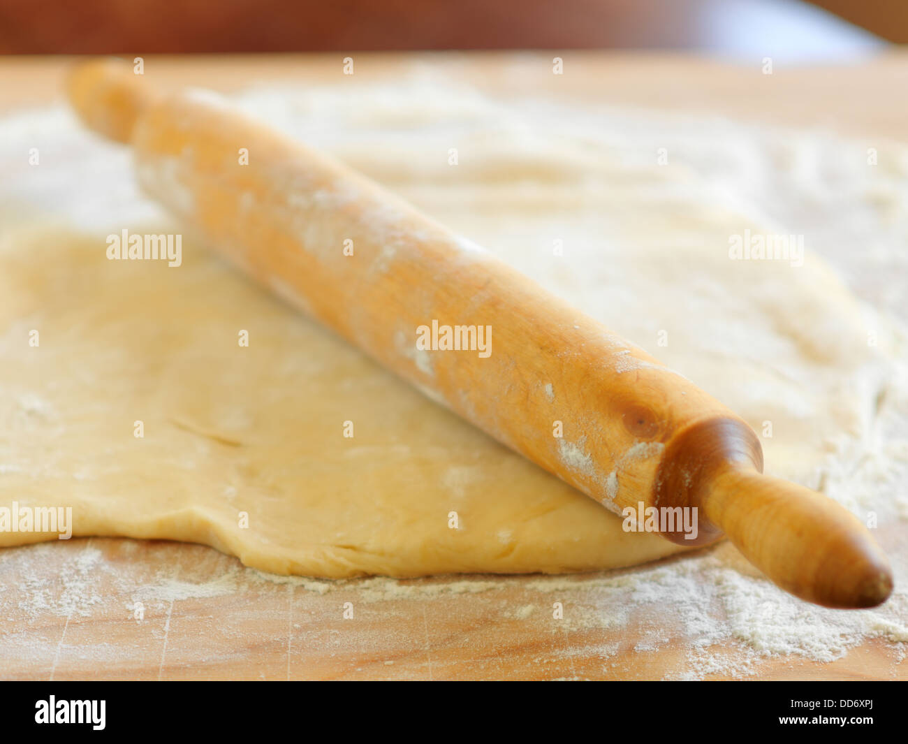 Il foglio di sambuco e sambuco rullo sul tagliere coperto con farina Foto Stock