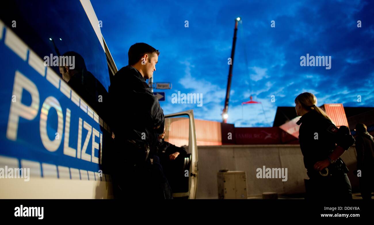 Hannover, Germania. Il 27 agosto, 2013. Supporto di polizia vicino al sito in cui una seconda guerra mondiale bomba aerea è stata trovata su un sito di costruzione accanto al Museo Storico della città di Hannover, Germania, 27 agosto 2013. Ampie parti della parte interna della città di Hannover deve essere svuotato prima di disinnescare. Foto: Julian Stratenschulte/dpa/Alamy Live News Foto Stock