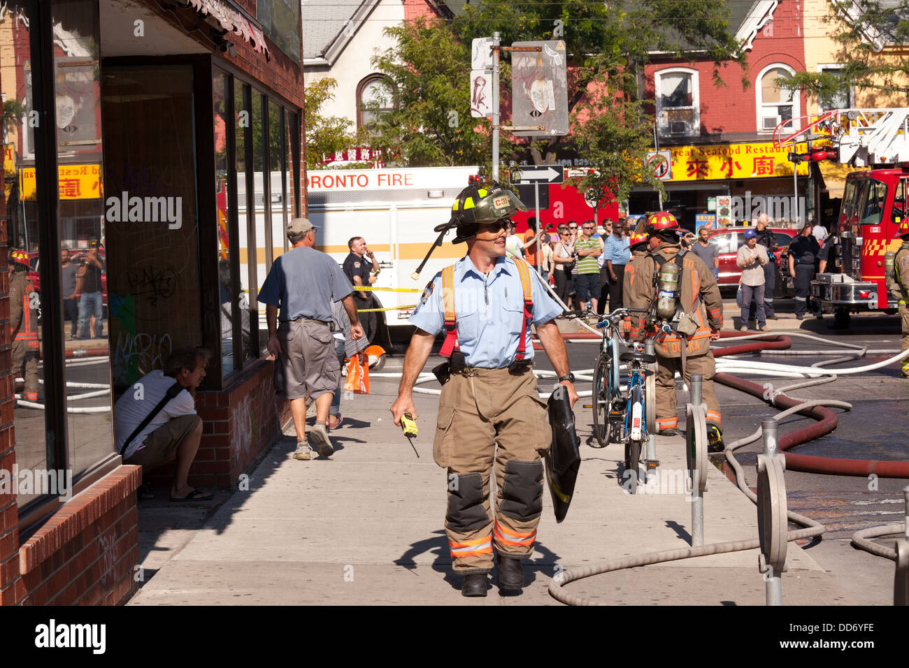 Toronto vigile del fuoco cammina la scena di un incendio nel mercato Kensington, Toronto, Ontario, Canada. Foto Stock