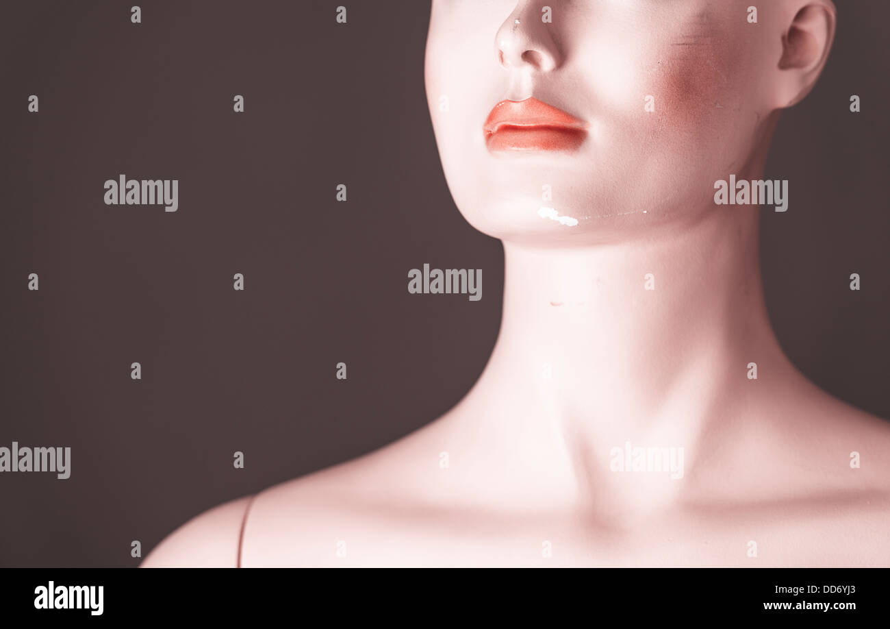 Vista frontale di leggermente danneggiato femmina manichino adulto Foto Stock
