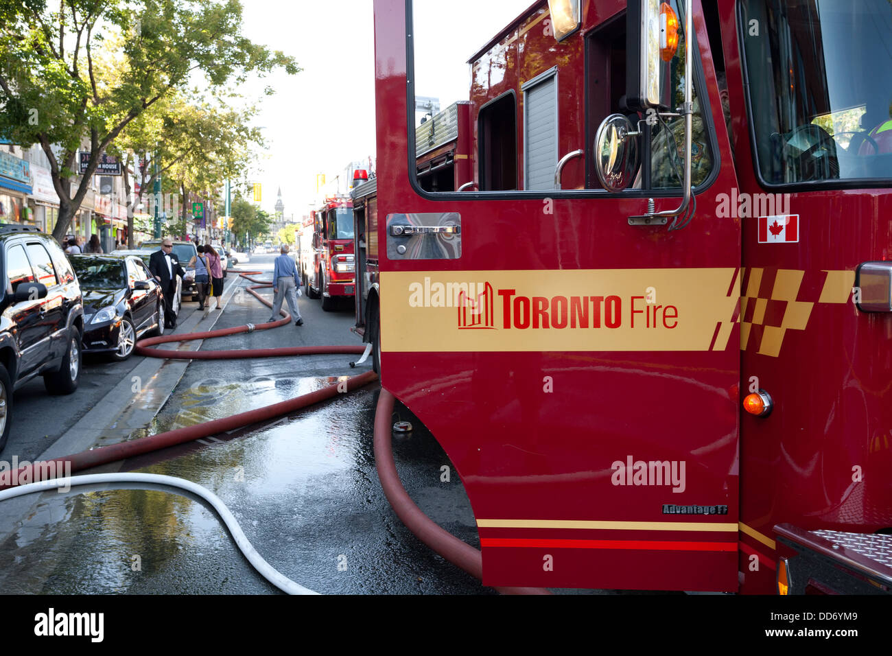 Sportello anteriore di una Toronto camion dei pompieri sulla scena di un incendio su Spadina Avenue, Toronto, Ontario, Canada. Foto Stock