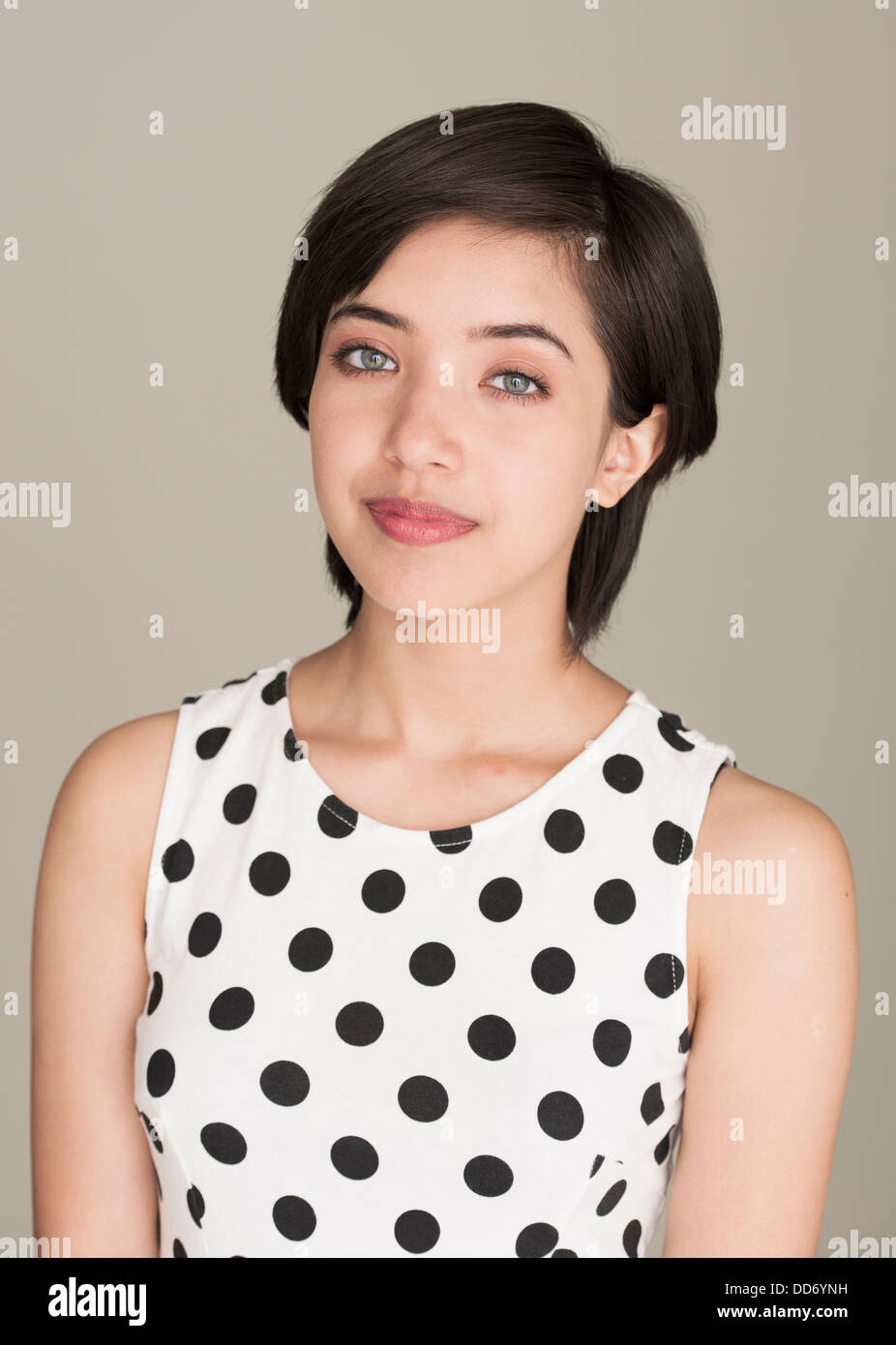 Ritratto di giovane donna fiducioso in abito punteggiata Foto Stock