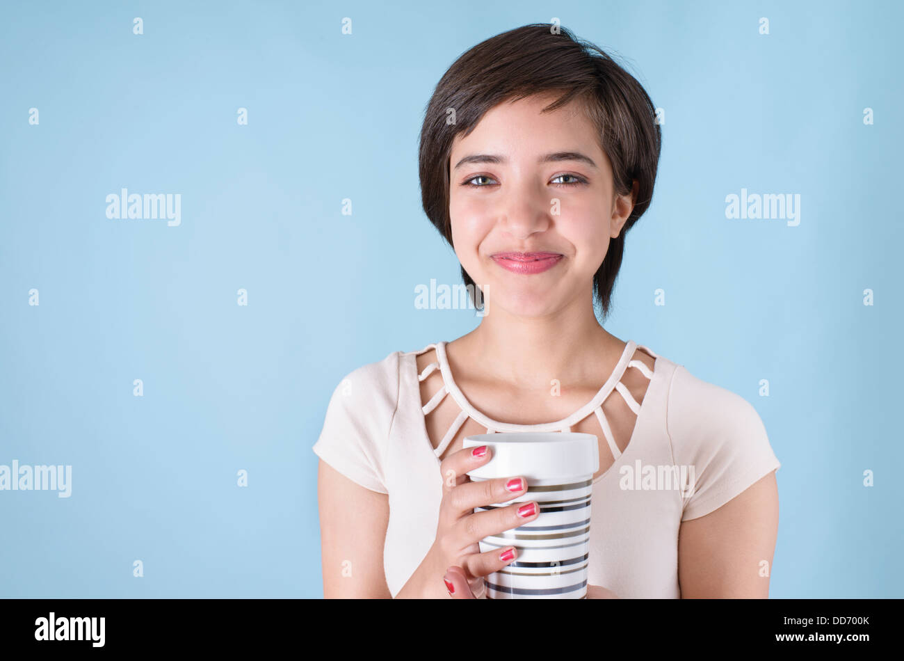 Ritratto di felice giovane donna multirazziale azienda grande tazza da caffè Foto Stock