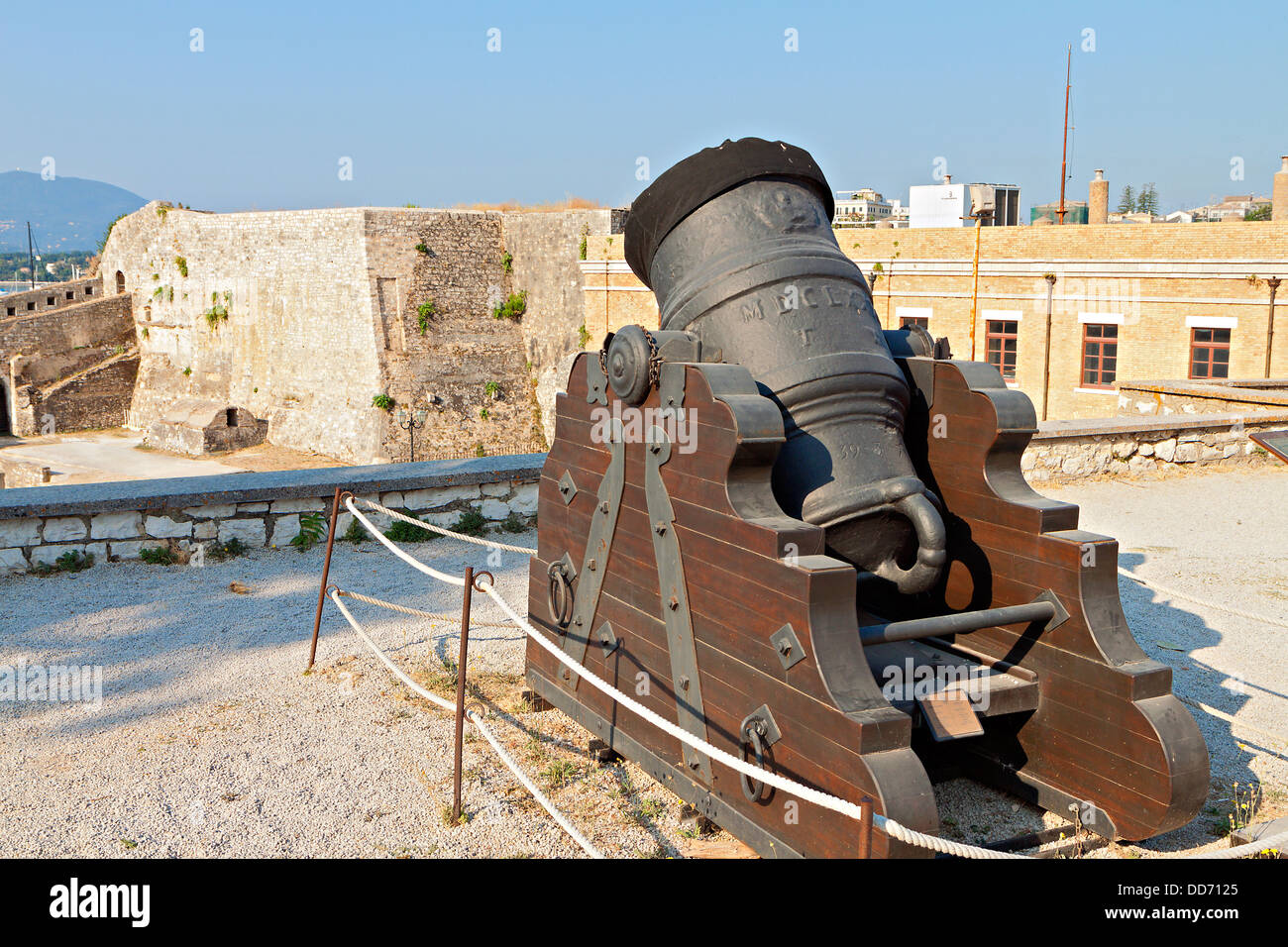 Il vecchio cannone verso il castello di isola di Corfù in Grecia Foto Stock